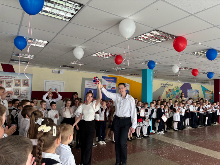 Звенит последний звонок.